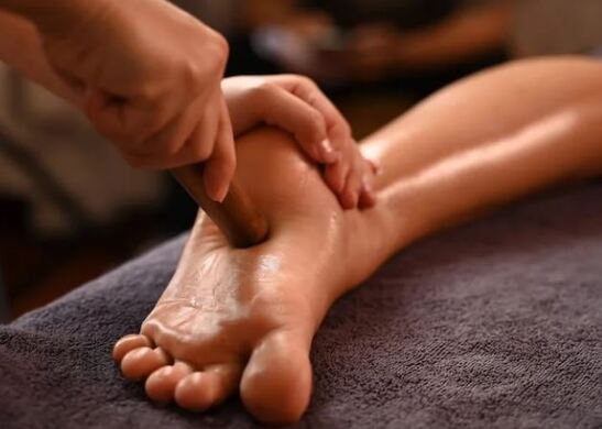 Xoa bóp bấm huyệt chân